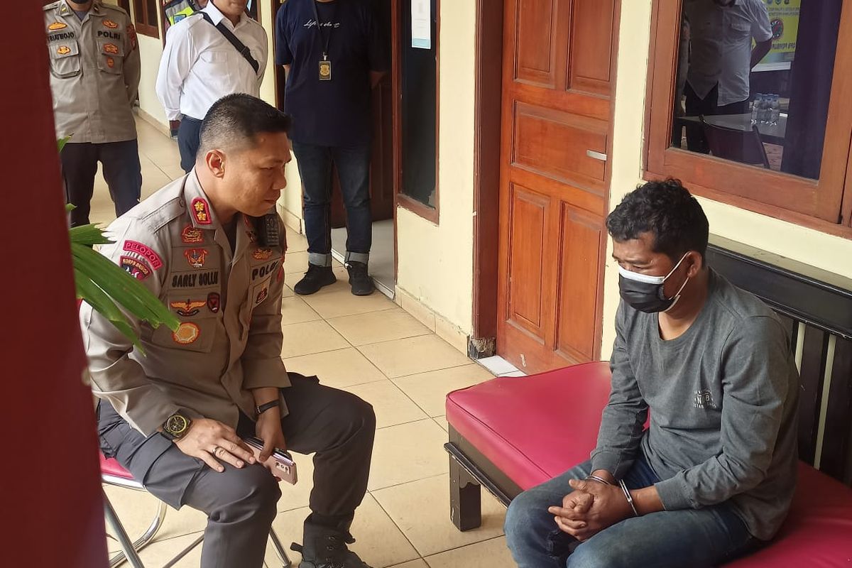 Kapolres Tangerang Selatan AKBP Sarly Sollu saat berkomunikasi dengan S alias B (45) pemerkosa bocah SD inisial MI (9). Komunikasi itu dilakukan saat pelaku ditangkap dan dibawa ke kantor polisi pada Selasa (18/10/2022). 