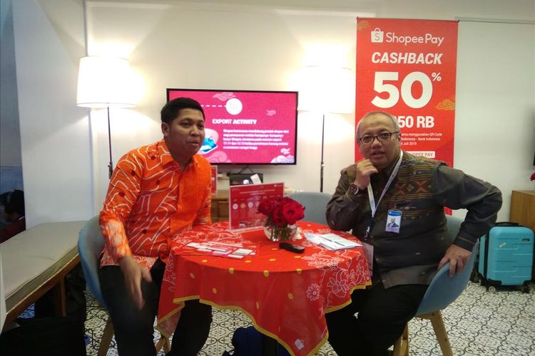 Head of Government Relationship Shopee
Indonesia Radityo Triatmojo (kiri) dan Kepala Departemen Pengembangan UMKM dan Perlindungan Konsumen Bank Indonesia Budi Hanoto dalam wawancara ekslusif di IKK Jakarta, Jumat (12/7/2019).