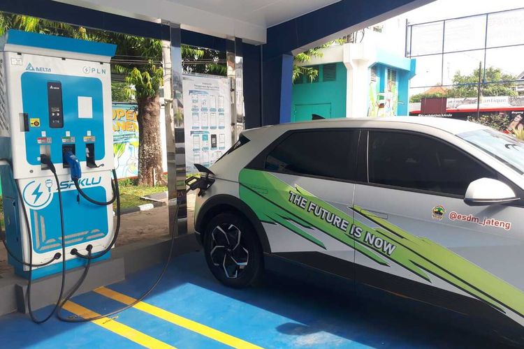 Pegawai Dinas ESDM Jawa Tengah mengisi daya mobil listrik di salah satu Stasiun Pengisian Kendaraan Listrik umum (SPKLU), Senin (19/9/2022).