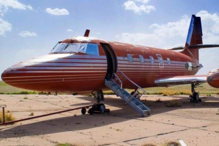 Pesawat Lockheed Jetstar ini sudah 30 tahun didiamkan begitu saja di sebuah landasan udara di Roswell, New Mexico. 