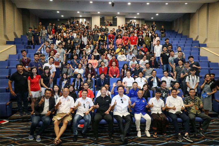 Ferrari Owners Club Indonsia (FOCI) berbagi kisah sukses mereka ke mahasiswa di kampus Bina Nusantara (Binus) di Alam Sutera, Tangerang, Sabtu (16/10/2017). 