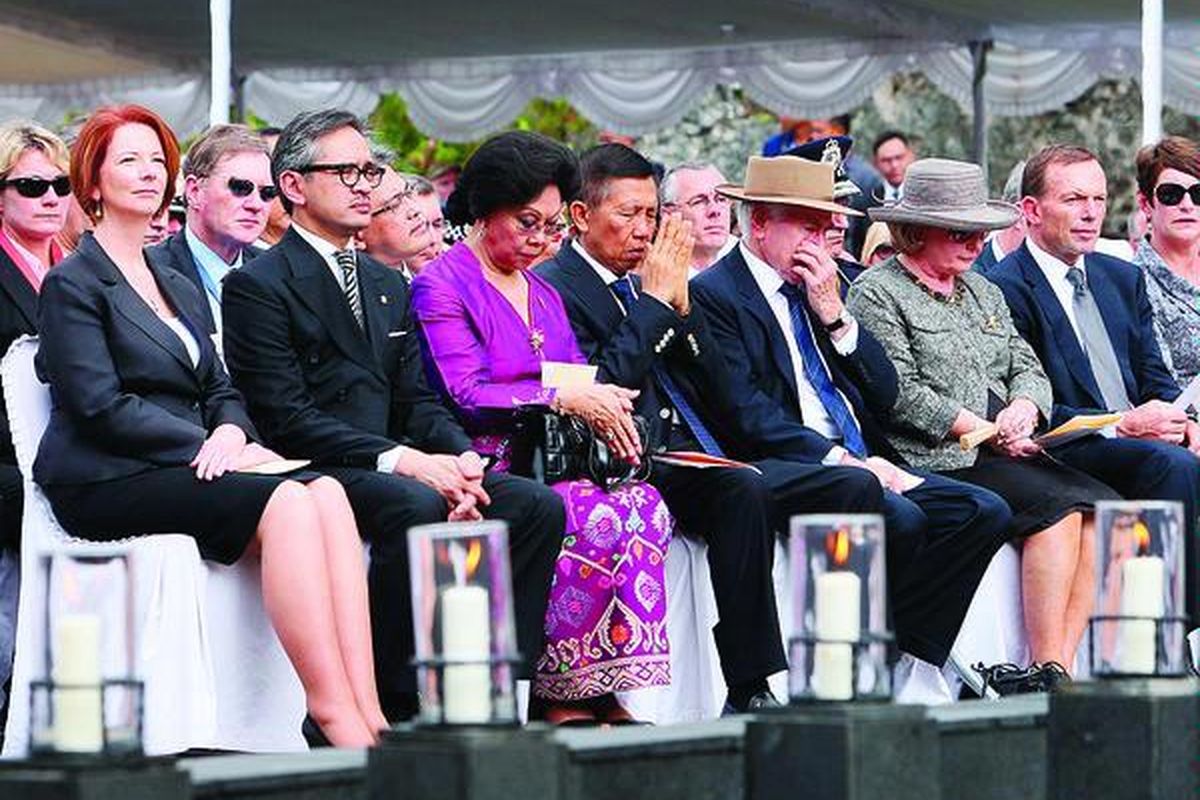 Perdana Menteri Australia Julia Gillard (kiri), Menteri Luar Negeri  Marty Natalegawa, Menteri Kesehatan Nafsiah Mboi, Gubernur Bali Made Mangku Pastika, mantan PM Australia John Howard dan istri, Janette Howard, serta pemimpin oposisi House of Representatives Anthony John Abbott dan istri, Margaret Abbott, menghadiri peringatan 10 tahun bom Bali yang dipusatkan di Monumen Bom Bali Garuda Wisnu Kencana di Jimbaran, Jumat (12/10). Ribuan anggota keluarga dari para korban, kerabat, dan masyarakat umum berkumpul untuk mengenang  bom Bali 2002 yang menewaskan 202 orang, termasuk 88 warga negara  Australia.