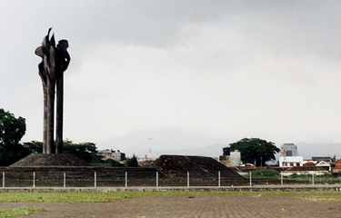 Monumen Bandung Lautan Api di lapangan Tegallega, Bandung, Oktober 1993.