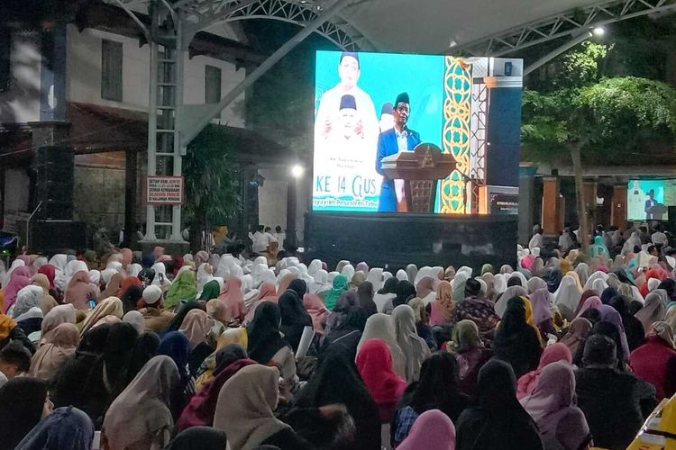 Suasana Haul ke-14 Gus Dur di Pesantren Tebuireng, Jombang, Jawa Timur, Sabtu (6/1/2024) malam.