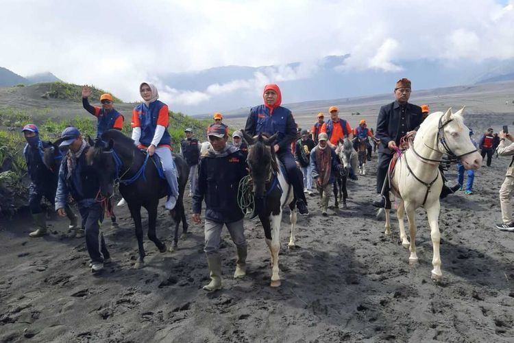 Gubernur Khofifah didampingi tokoh adat dan Bupati Probolinggo berkunjung ke Kaldera Gunung Bromo, Sabtu (15/2/2020).