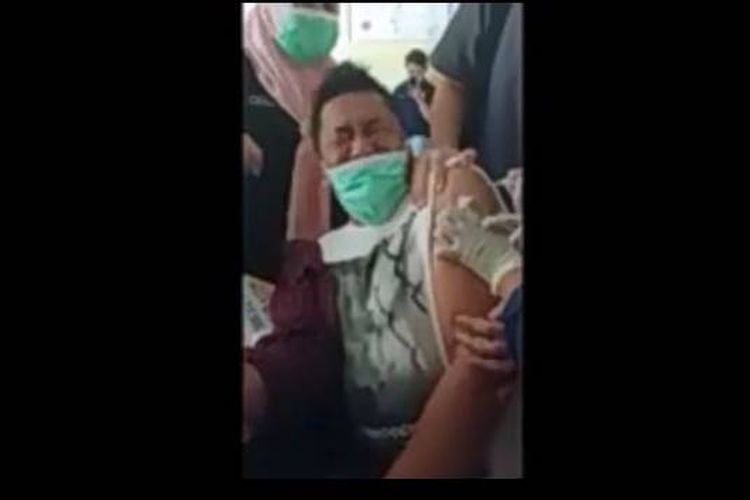 Reaksi Awaludin Rahim, kepala Puskemas Bone, Kabupaten Bone Bolango, Gorontalo saat disuntik vaksin menjadi viral di media sosial. Ia berteriak histeris saat ingin disuntik. 