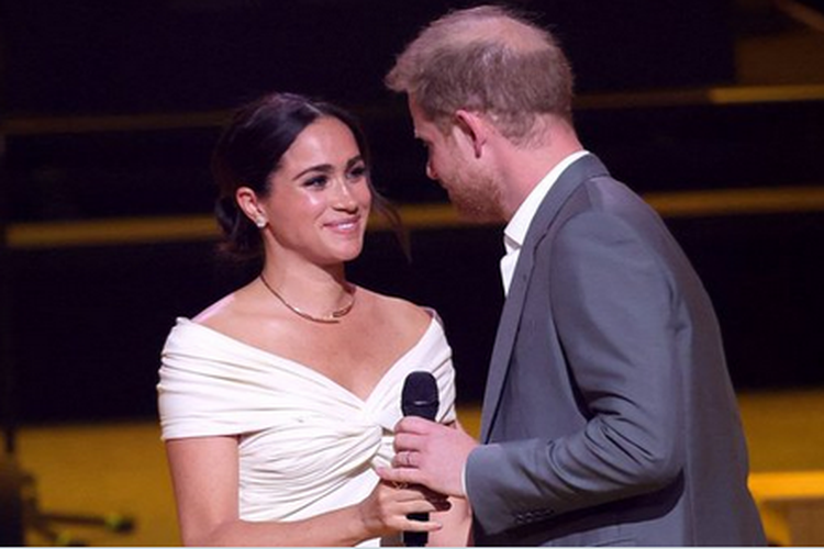 Meghan Markle saat mendampingi suaminya Pangeran Harry dalam pembukaan Invictus Games 2022. Pakaian putih yang dikenakan Meghan disebut mirip dengan pakaian yang pernah dipakai oleh mendiang Putri Diana.