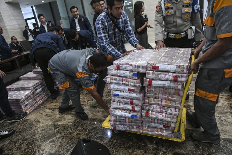 Petugas menyiapkan barang bukti uang saat konferensi pers terkait penetapan tersangka TPPU hasil judi online di Gedung Bareskrim Mebes Polri, Jakarta, Kamis (16/1/2025). Direktorat Tindak Pidana Ekonomi Khusus (Dittipideksus) Bareskrim Polri menetapkan korporasi PT Arta Jaya Putra dan komisiarisnya berinisial FH sebagai tersangka Tindak Pidana Pencucian Uang (TPPU) dari hasil judi online dengan cara membangun Hotel Aruss di Semarang, Jawa Tengah, serta menyita uang Rp103,2 miliiar. ANTARA FOTO/Hafidz Mubarak A/Spt.