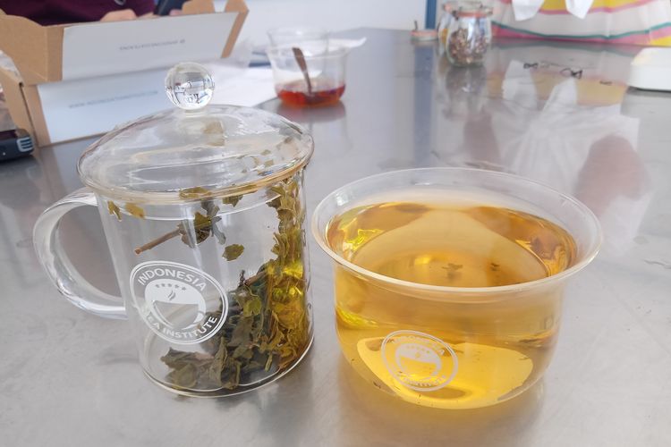 Seduhan jasmine tea menghasilkan warna kuning cerah dan aroma harum.
