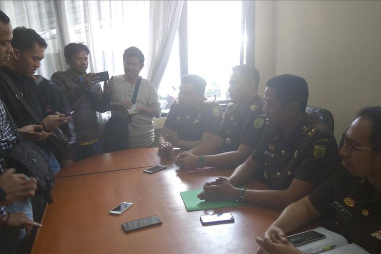 Plt Kejari dan kepala seksi mengadakan jumpa pers usai peringatan Hari Adhyaksa di Kejaksaan Ciamis, Senin (22/7/2019).