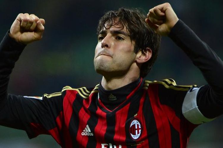 Gelandang AC Milan, Ricardo Kaka, merayakan salah satu dari dua golnya ke gawang Chievo Verona, pada pertandingan Serie-A, di San Siro, Sabtu (29/3/2014).