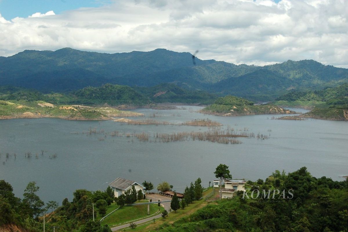 Panorama Bendungan Batu Tegi, Lampung, dilihat dari atas.