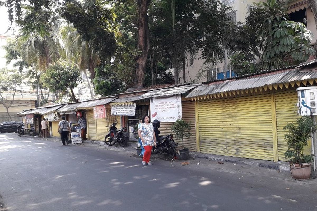 Lokasi sementara (loksem) pedagang di Jalan Utama II, Cengkareng, Jakarta Barat.