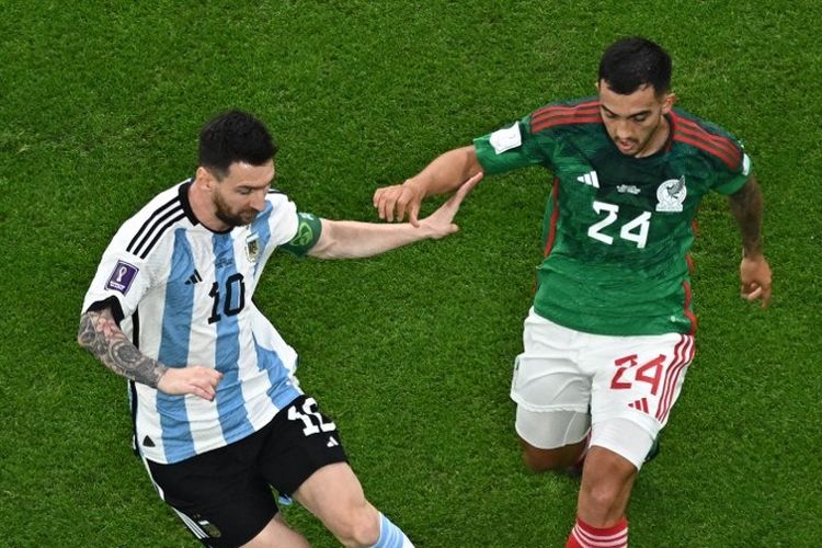 Lionel Messi (10) berebut bola dengan Luis Chavez (24) dalam laga Grup C Piala Dunia 2022 Argentina vs Meksiko di Stadion Lusail, Doha, Qatar, 26 November 2022. (Photo by MANAN VATSYAYANA / AFP)
