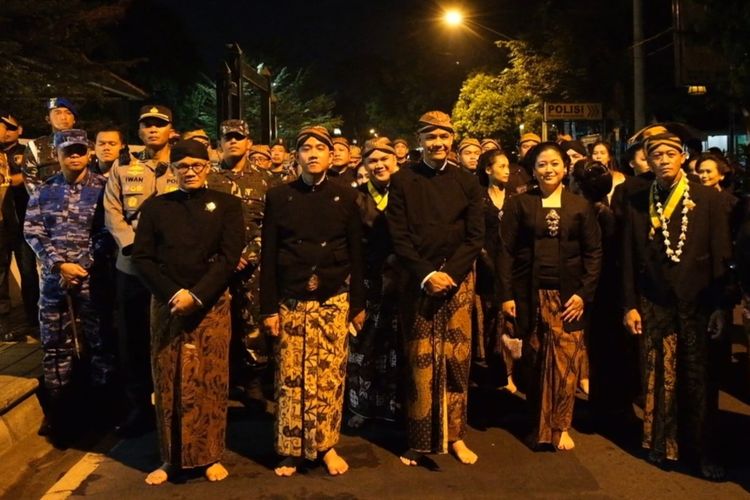 Putri dari Ketua DPP PDI-P Puan Maharani, Pinka Hapsari, berjalan beriringan dengan Gibran Rakabuming Raka dan Ganjar Pranowo, saat ikuti ritual kirab malam 1 Suro.