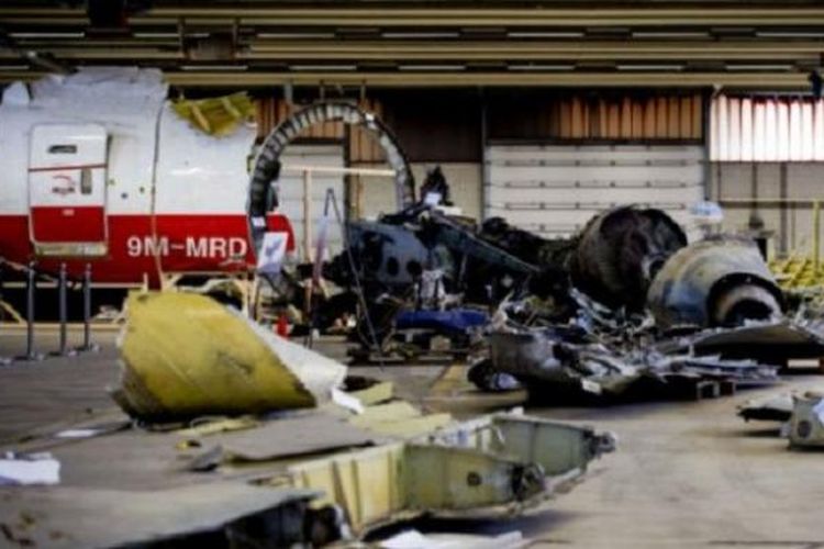 Reruntuhan pesawat MH17 milik Malaysia Airlines berada di Belanda untuk diteliti penyebab kejatuhannya. 