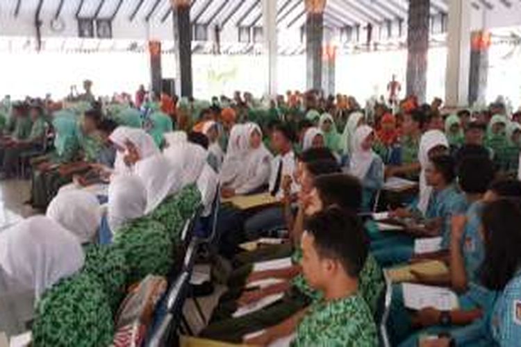 Ratusan siswa di Kabupaten Pasuruan saat mengikuti sosialisasi kekerasan terhadap anak di Pendopo Kabupaten Pasuruan, Jawa Timur, Rabu (4/5/2016). Kegiatan itu dilakukan sebagai antisipasi kejadian serupa di Bengkulu yang menimpa pada siswi Yuyun