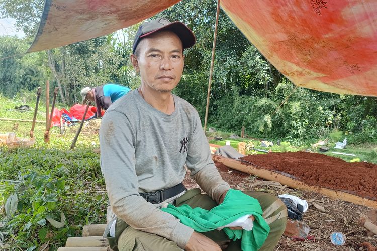 Cerita Indra Wijaya, Puluhan Tahun Berteman dengan Kematian di TPU Tajur Halang Bogor