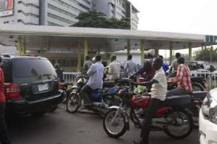 Antrean di stasiun pengisian bahan bakar di Nigeria.