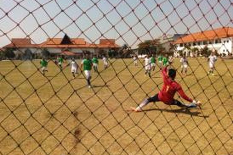 Tanpa diperkuat sejumlah pilar utama, para pemain Persib Bandung saat melakukan sesi latihan di Lapangan Sesko AD Bandung, Selasa (3/11/2015).  