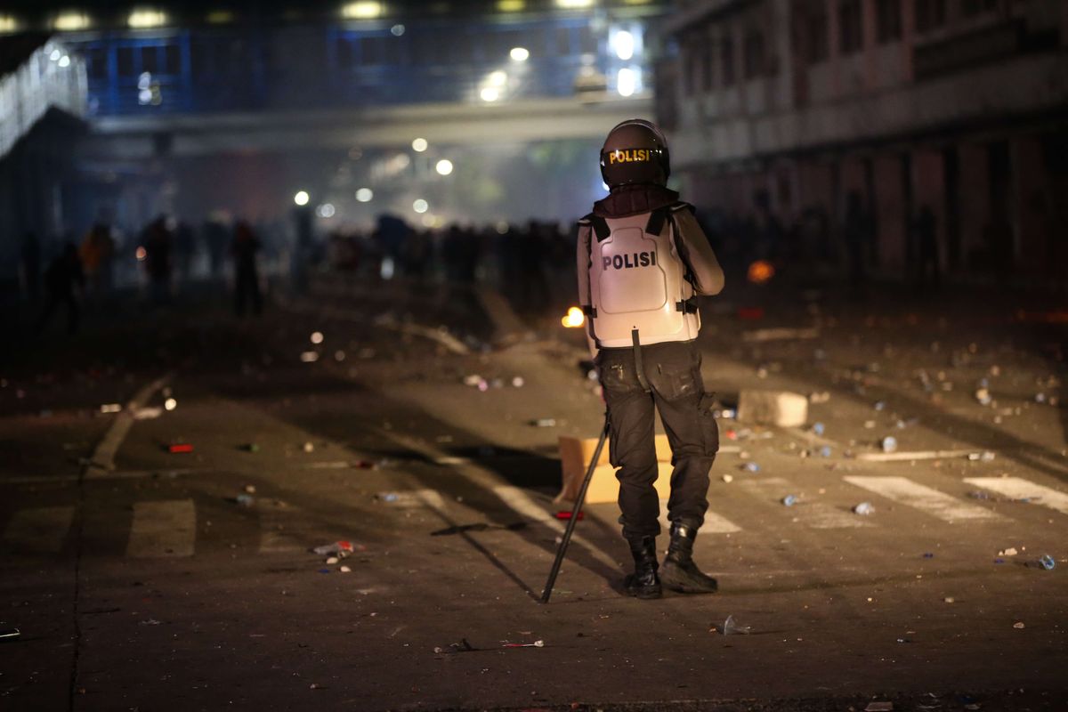 Polisi berusaha membubarkan massa yang bertahan di seputara Harmoni, Jakarta hingga malam saat demonstrasi menolak UU Cipta Kerja di Jakarta, Kamis (8/10/2020). Halte transjakarta, alat berat, pos polisi, kendaraan dirusak dan dibakar massa.