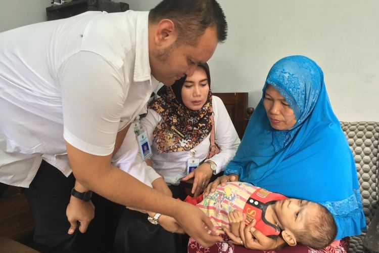 Balita Ahmad Fajar, saat diperiksa tim dari Dinas Kesehatan Kabupaten Mojokerto di rumahnya, Rabu (10/4/2019).