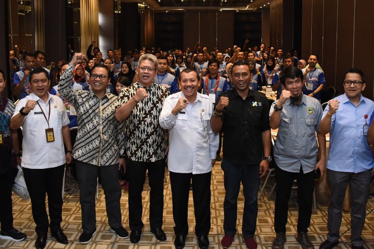 Sekretaris Daerah Jawa Barat Iwa Karniwa berfoto bersama peserta Gathering Positif Bermedia Sosial di Hotel D?Pavilion, Kota Bandung, Rabu (24/4/2019)