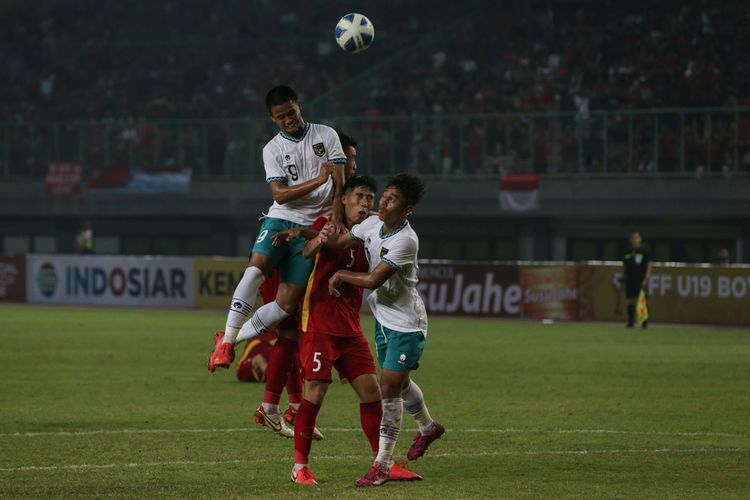 Pemain Timnas U19 Indonesia, Hokky Caraka menyundul bola saat melawan Vietnam pada laga perdana Grup A Piala AFF U19 2022 di Stadion Patriot Candrabhaga, Bekasi, Jawa Barat, Sabtu (2/7/2022) malam WIB. Kedua tim bermain imbang tanpa gol.