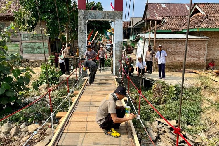 Jembatan Gantung di Pesisir Barat Rusak, Warga Gotong Royong Perbaiki