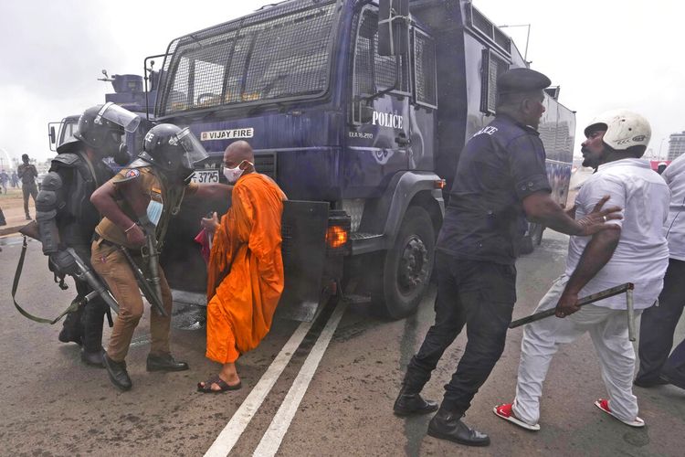 Pendukung pemerintah Sri Lanka berusaha memblokir truk water canon polisi saat bentrok dengan pengunjuk rasa anti pemerintah di Kolombo, Sri Lanka, Senin, 9 Mei 2022. 