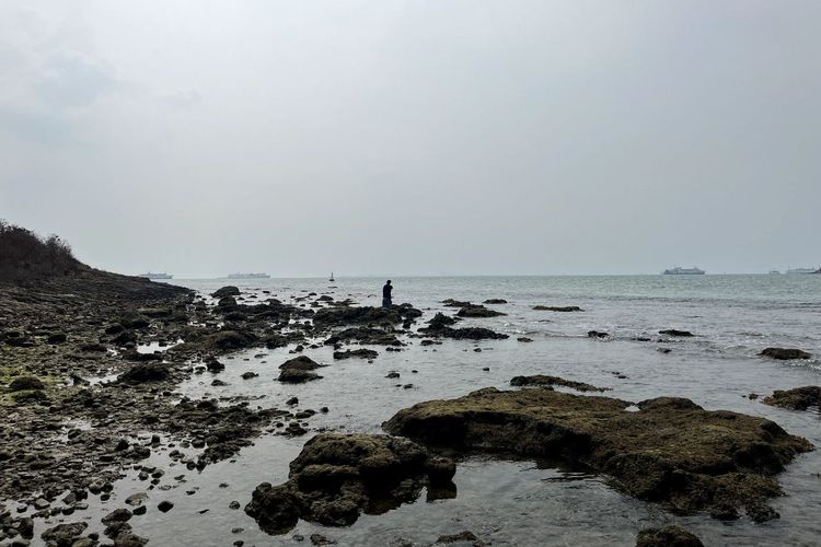 Pemandangan pantai di Pulau Merak Kecil, Selasa (14/11/2023).