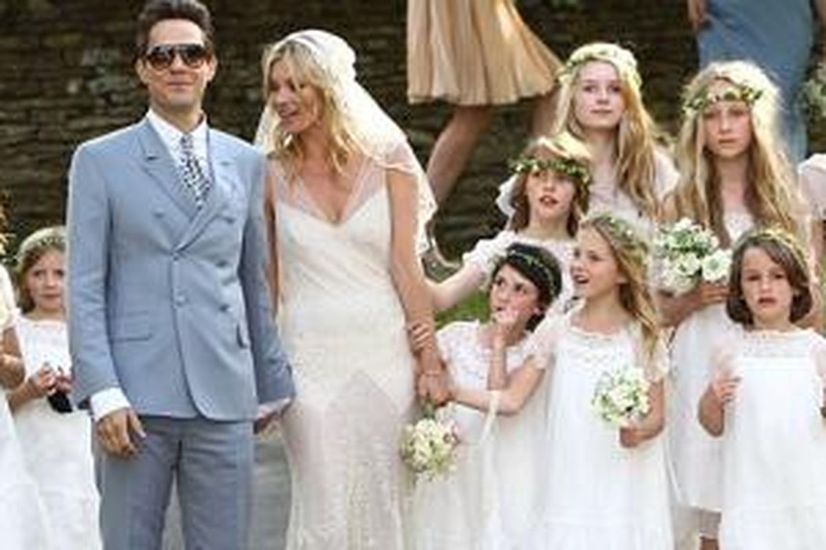 Ttren ini sudah dipopulerkan terlebih dulu oleh supermodel Kate Moss saat menikah dengan menghadirkan 15 orang pengiring pengantin berbusana putih.
