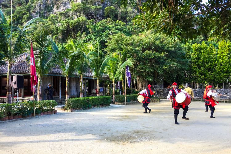Pohon kelapa tumbuh subur di Ryukyu Village, Okinawa, Jepang. Suasanyanya mirip dengan Indonesia.