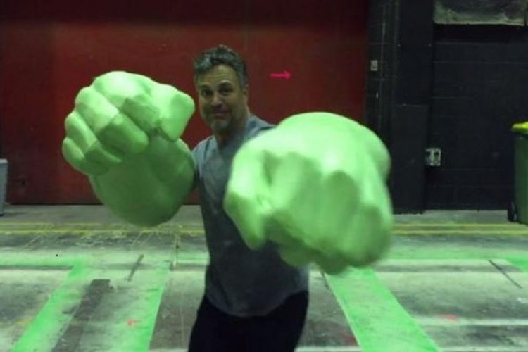 Aktor Mark Ruffalo memakai sepasang tangan raksasa Hulk, karakter yang ia perankan dalam film-film Marvel Universe.