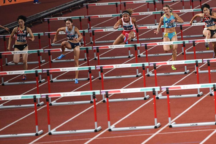 Atlet Indonesia Emilia Nova (no.357) melintasi rintangan saat final lari gawang 100 meter putri Asian Games ke-18 Tahun 2018 di Stadion Utama Gelora Bung Karno Senayan, Jakarta Pusat, Minggu (26/8/2018). Emilia Nova mencapai finish ke-2 dengan meraih medali perak.