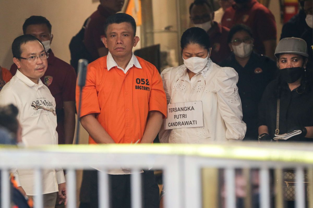Tersangka Ferdy Sambo dan Putri Candrawathi  saat menjalani rekonstruksi kasus pembunuhan Brigadir J di rumah dinas Ferdy Sambo, Duren Tiga, Jakarta Selatan, Selasa (30/8/2022). Tim Khusus (Timsus) Polri menggelar rekonstruksi kasus pembunuhan berencana Brigadir J atau Nofriansyah Yosua Hutabarat.
