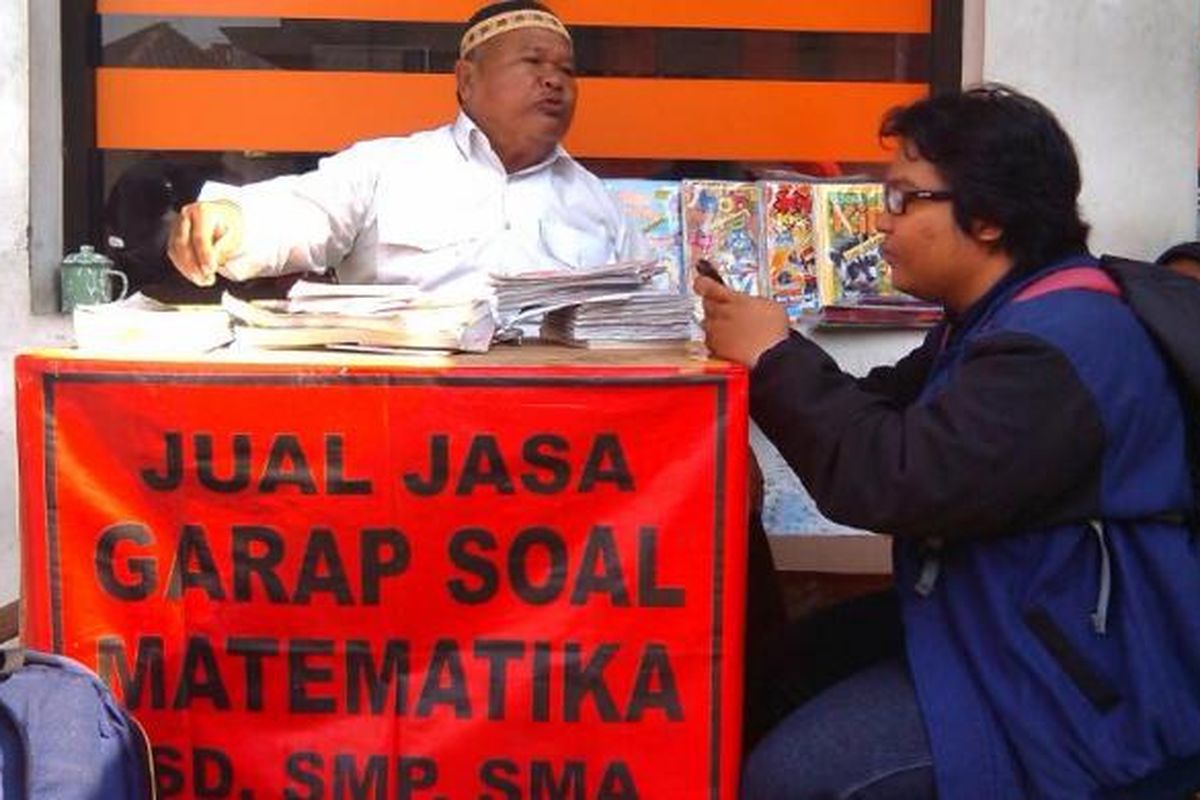 Subagyo buka lapak jasa mengerjakan soal matematika di emperan kantor pos kota gede