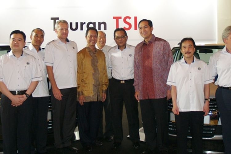 Budi Darmadi (keempat dari kiri) bersama Gita Wirjawan (saat itu Ketua BKPM) bersama direksi Indomobil mengumumkan rencana VW mendirikan pabrik di Indonesia