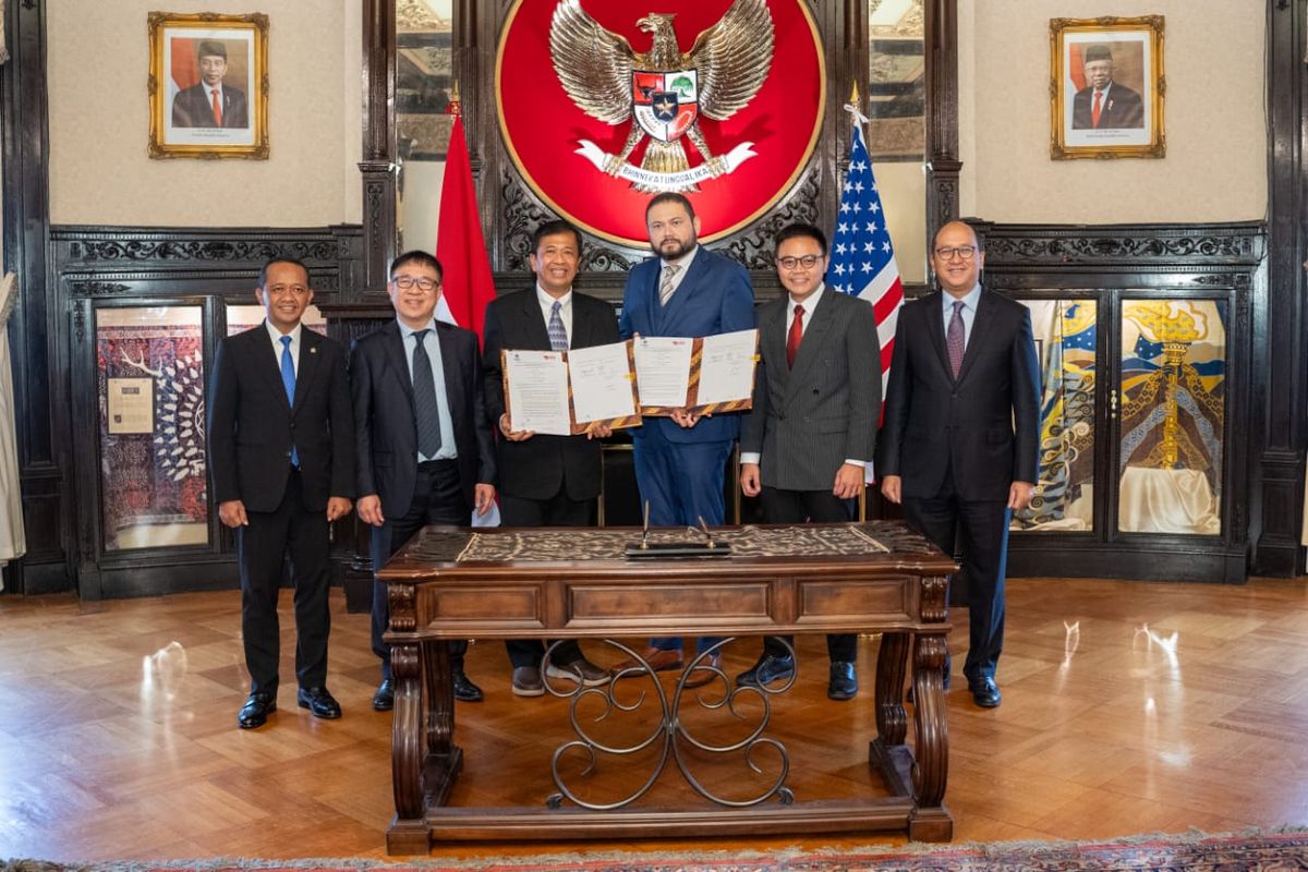 Penandatanganan investasi dari SEG Solar bangun panel surya di Kawasan Industri Terpadu Batang, berlangsung di Washington DC, Amerika Serikat, Sabtu (24/6/2023).