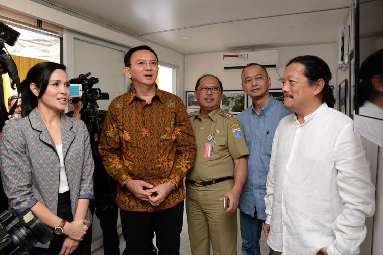 Gubernur DKI Jakarta Basuki Tjahaja Purnama meninjau lokasi pembangunan RTH TBS Park di Jatipadang, Simatupang, Jakarta Selatan.