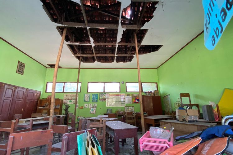 Atap Rusak Parah, Siswa SDN di Kabupaten Madiun Harus Belajar di Bekas Rumah Penjaga Sekolah