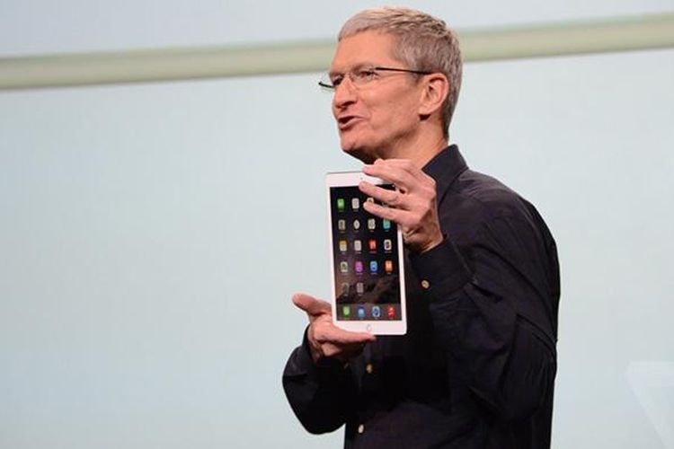 CEO Apple Tim Cook menunjukkan iPad Air 2 warna emas dalam acara di Cupertino, AS, Kamis (16/10/2014)