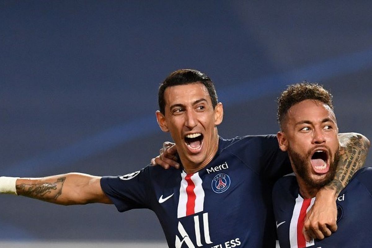 Gelandang Argentina Paris Saint-Germain Angel Di Maria (kiri) merayakan kemenangan bersama pemain depan Paris Saint-Germain asal Brasil Neymar setelah mencetak gol kedua timnya selama pertandingan sepak bola semi-final Liga Champions UEFA antara Leipzig dan Paris Saint-Germain di stadion Luz di Lisbon pada 18 Agustus 2020.