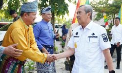 Serahkan Bantuan Ratusan Juta di Rohul, Gubri Ajak Pengurus Masjid Berinovasi Kumpulkan Sedekah