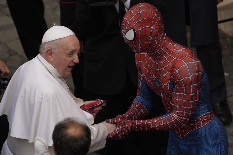 Paus Fransiskus bertemu Spider-Man yang menghadiahinya topeng superhero Marvel itu, saat audiensi umum di Halaman San Damaso, Vatikan, Rabu (23/6/2021). Pria di balik topeng Spider-Man itu bekerja untuk menghibur pasien anak-anak di rumah sakit.