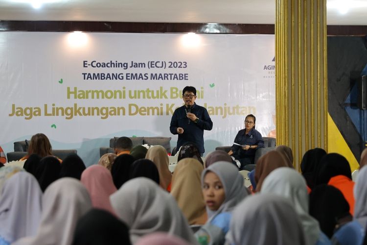 Manager Environmental PTAR Mahmud Subagya tengah menjelaskan upaya pelestarian lingkungan kepada ratusan mahasiswa pada acara ECJ yang diadakan di Universitas Muhammadiyah Tapanuli Selatan, Kamis (7/12/2023). 