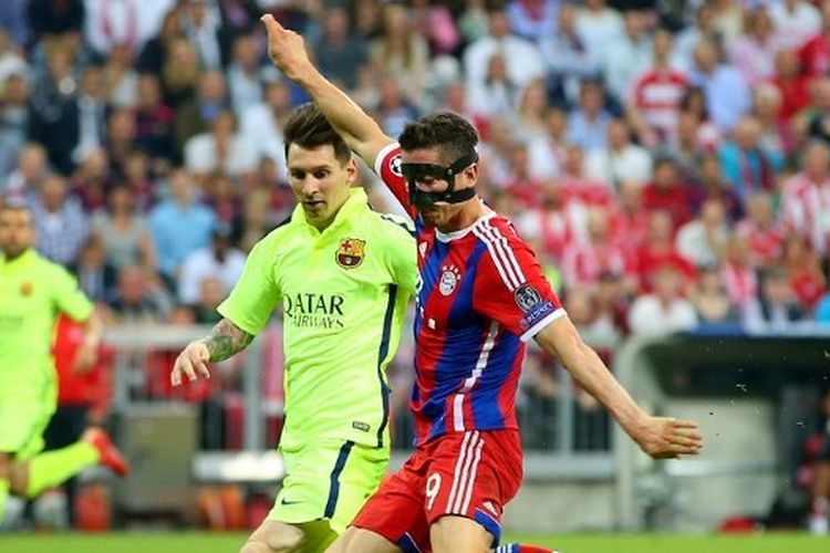 Lionel Messi (kanan) berebut bola dengan Robert Lewandowski dalam laga Bayern Muenchen vs Barcelona pada semifinal Liga Champions 2014-2015 yang digelar di Stadion Allianz Arena, 12 Mei 2015.