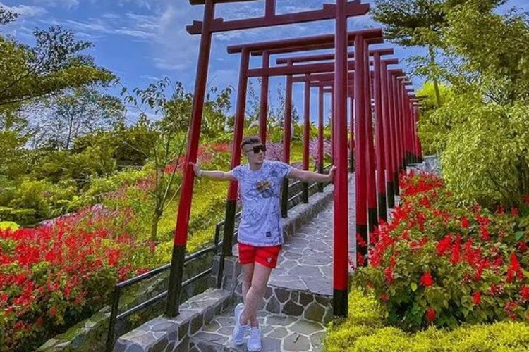 spot foto dengan latar ala Jepang di Villa Wisata Khayangan, Bogor