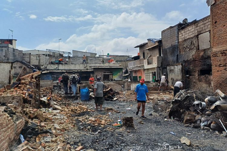 Penampakan puluhan petak kontrakan dan rumah yang hangus terbakar di Jalan Kota Bambu Raya, Palmerah, Jakarta Barat, Minggu (17/3/2024).