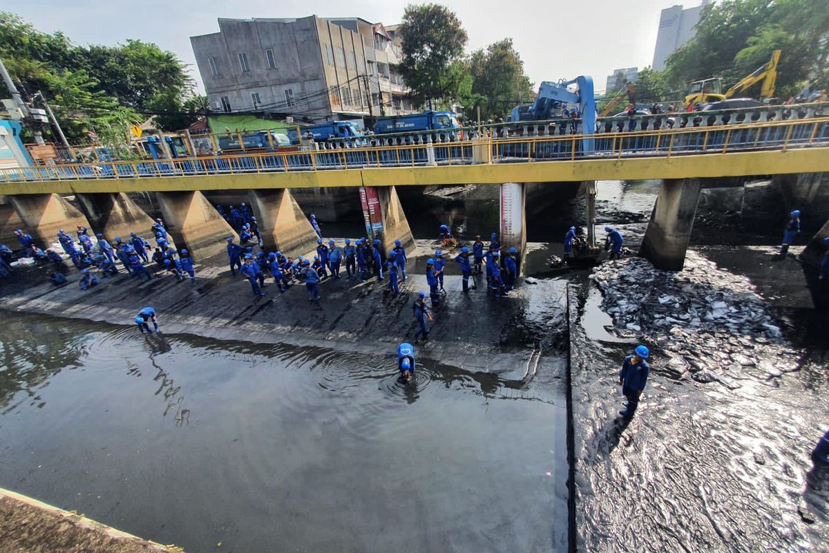 Pemerintah Kota Jakarta Pusat menggelar program gerebek lumpur untuk mengantisipasi banjir pada saat memasuki musim hujan di Pintu Air Kali Cideng, Gambir, Jakarta Pusat, Senin (26/9/2022).